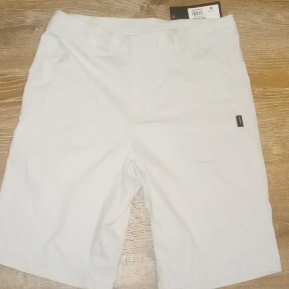OAKLEY GOLf PERFORMANCE KHAKI SHOrTS SIZE MEN 30